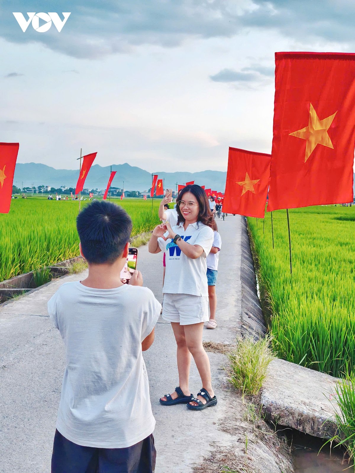 Điện Biên: Rực rỡ “con đường cờ Tổ quốc” giữa cánh đồng Mường Thanh chào mừng Quốc khánh 2/9 - Ảnh 4.
