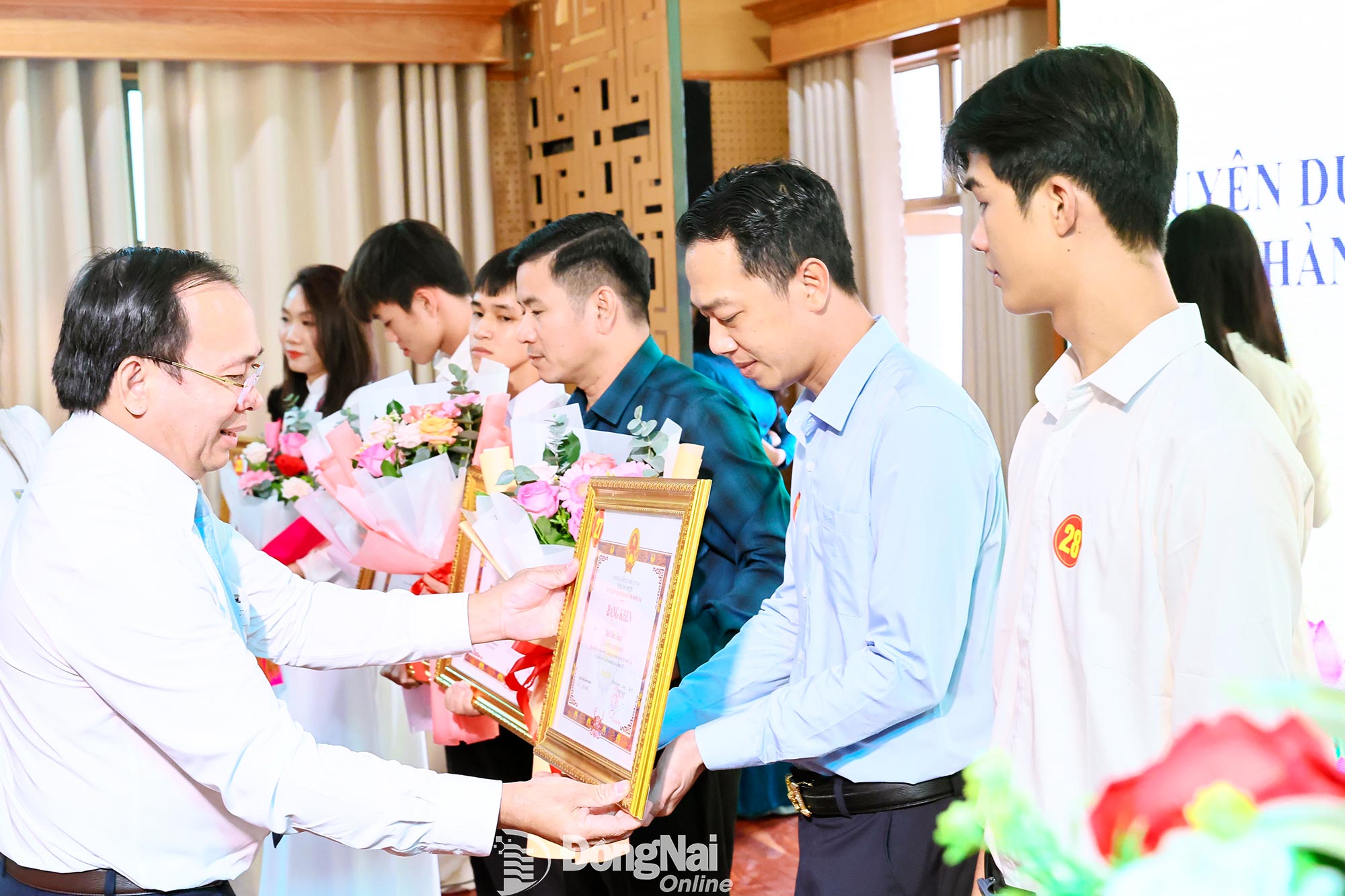 Phó Giám đốc Sở Nội vụ tỉnh Đồng Nai Hà Thanh Tùng trao bằng khen cho giáo viên, học sinh có thành tích xuất sắc năm học 2024-2025. Ảnh: Công Nghĩa