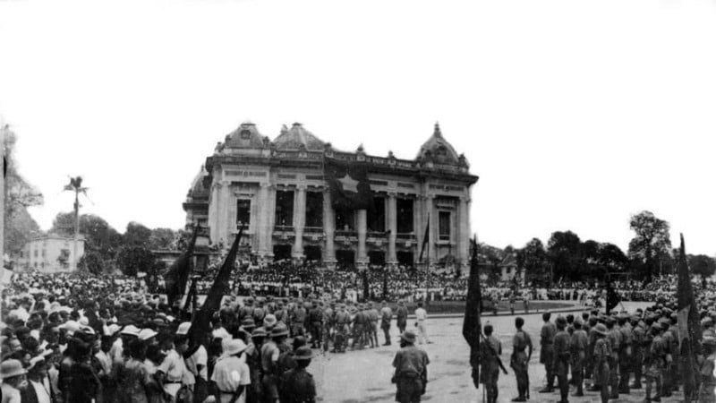 នៅថ្ងៃទី 19 ខែសីហា ឆ្នាំ 1945 នៅឯ Opera House Square ការជួបជុំនេះត្រូវបានធ្វើឡើងយ៉ាងឱឡារិក និងសាទរ។ រូបថត៖ VNA