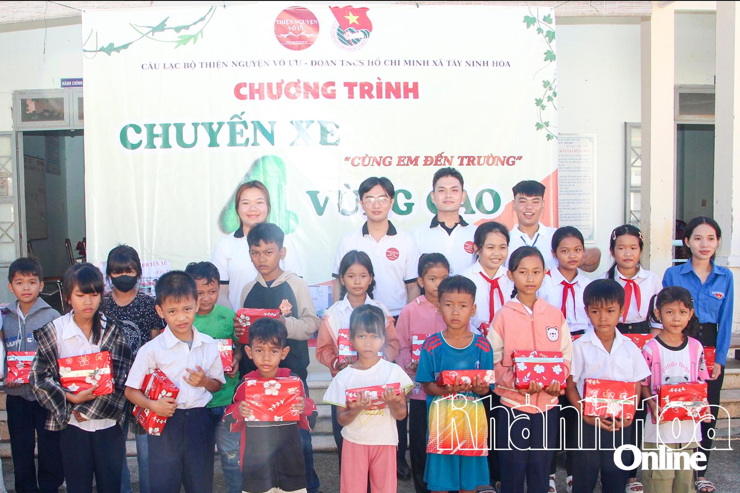 Các em học sinh có hoàn cảnh khó khăn xã Tây Ninh Hòa 
nhận quà từ Câu lạc bộ Thiện nguyện Vô Ưu.
