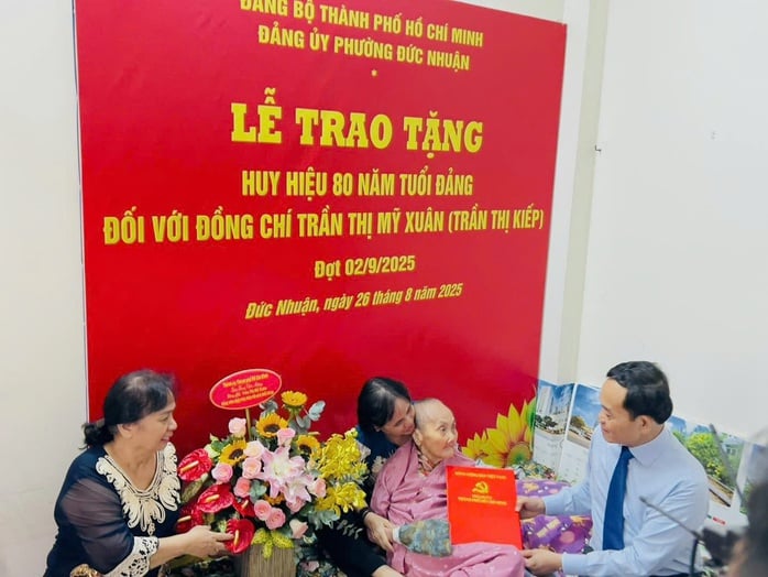 Tân Bí thư Thành ủy TP HCM Trần Lưu Quang trao Huy hiệu 80 năm tuổi Đảng cho đảng viên 100 tuổi- Ảnh 1.