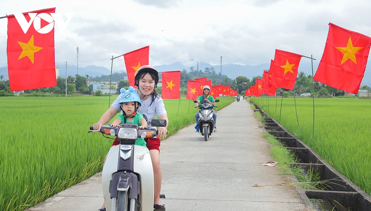 Điện Biên: Rực rỡ “con đường cờ Tổ quốc” giữa cánh đồng Mường Thanh chào mừng Quốc khánh 2/9 - Ảnh 5.