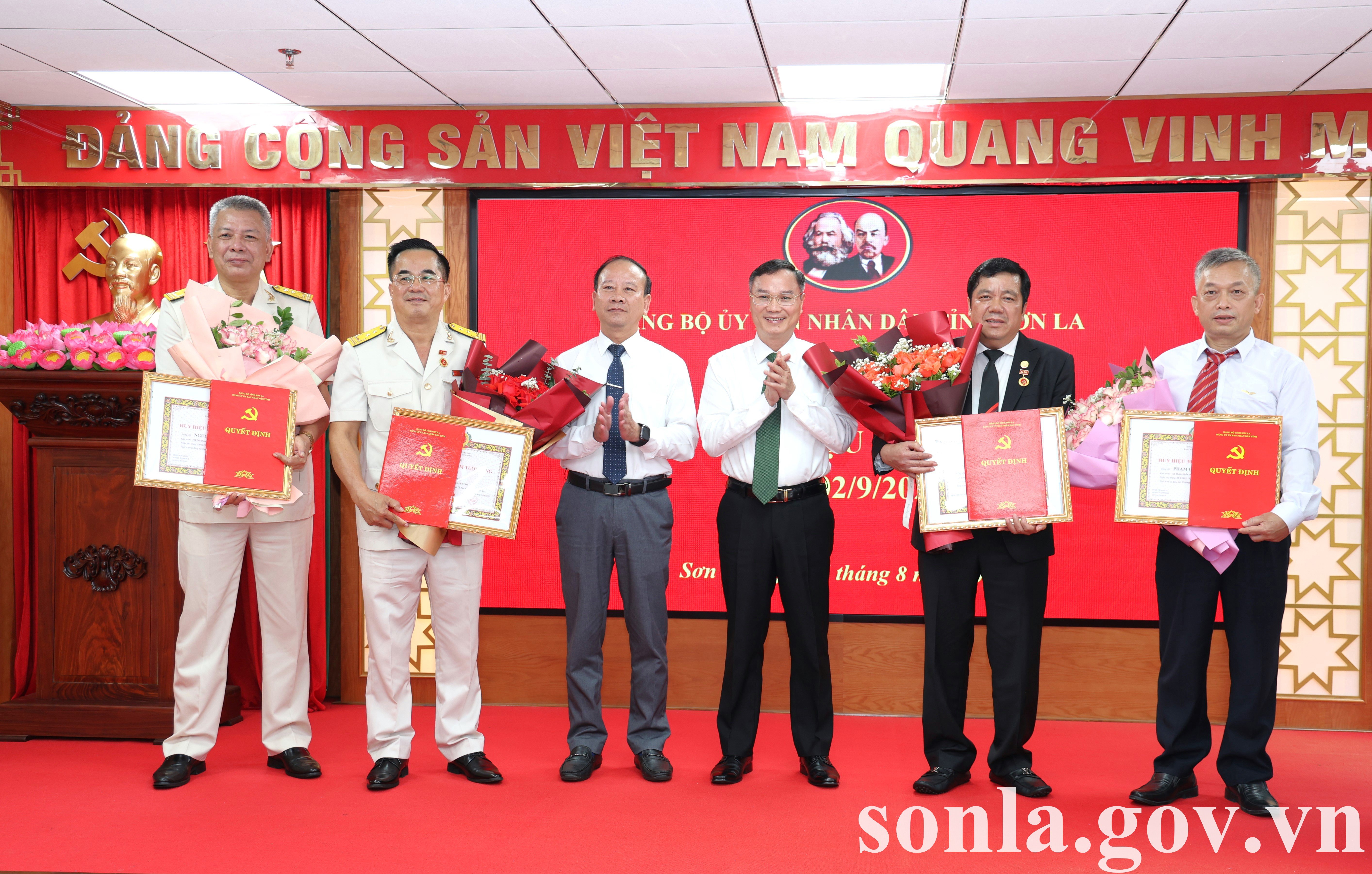The Provincial Party Committee awarded the 30-year Party membership badge on September 2, 2025
