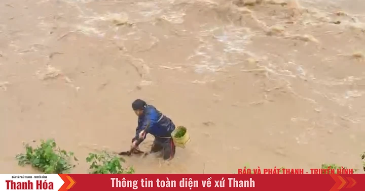 ชาวบ้านบางส่วนในตำบลเยนถังฝ่าฝนและน้ำท่วมเพื่อไปที่แม่น้ำเพื่อจับปลา