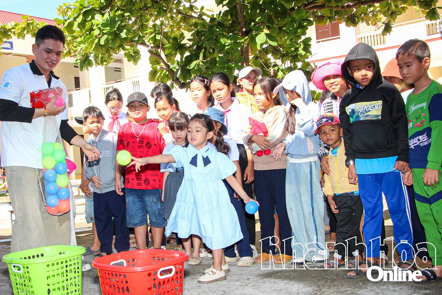 Trẻ em xã Tây Ninh Hòa thích thú khi tham gia chơi 
các trò chơi nhận phiếu đổi quà.
