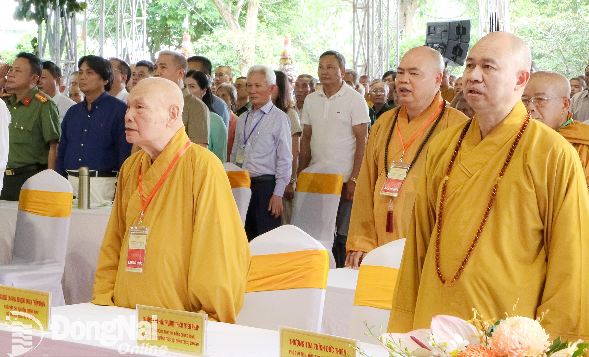 ព្រះតេជគុណ ធុច ធៀនញន និងគណៈប្រតិភូ ធ្វើពិធីរំលឹកវិញ្ញាណក្ខន្ធក្នុងពិធីនេះ។ រូបថត៖ Van Truyen