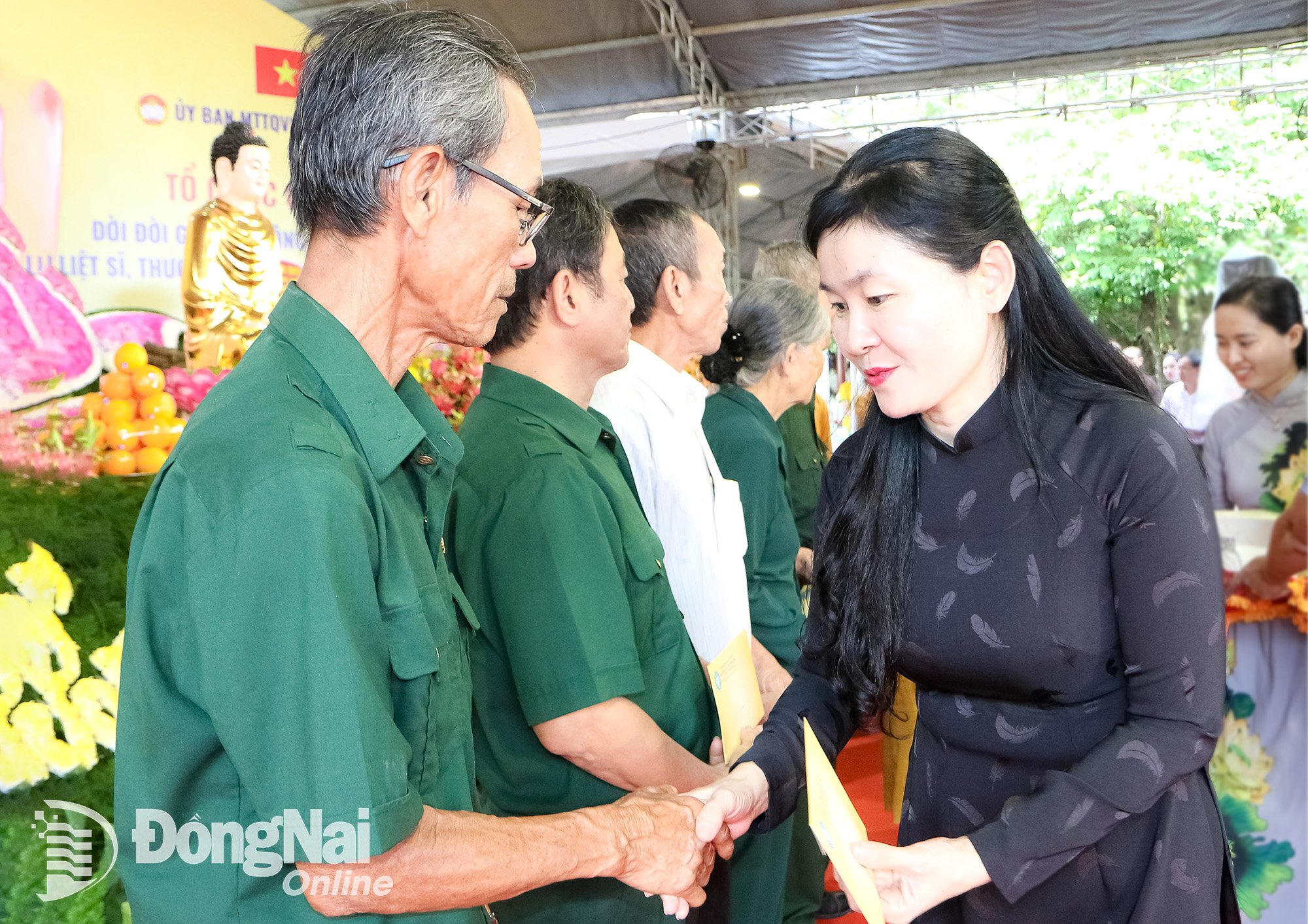 សមាជិកជំនួសនៃគណៈកម្មាធិការមជ្ឈិមបក្ស លេខាអចិន្ត្រៃយ៍គណៈកម្មាធិការបក្សខេត្ត ប្រធានក្រុមប្រឹក្សាប្រជាជនខេត្ត Dong Nai លោក Ton Ngoc Hanh ជូនអំណោយដល់គ្រួសារដែលមានបុណ្យកុសលនៅក្នុងពិធីរំលឹកវិញ្ញាណក្ខន្ធ។ រូបថត៖ Van Truyen 