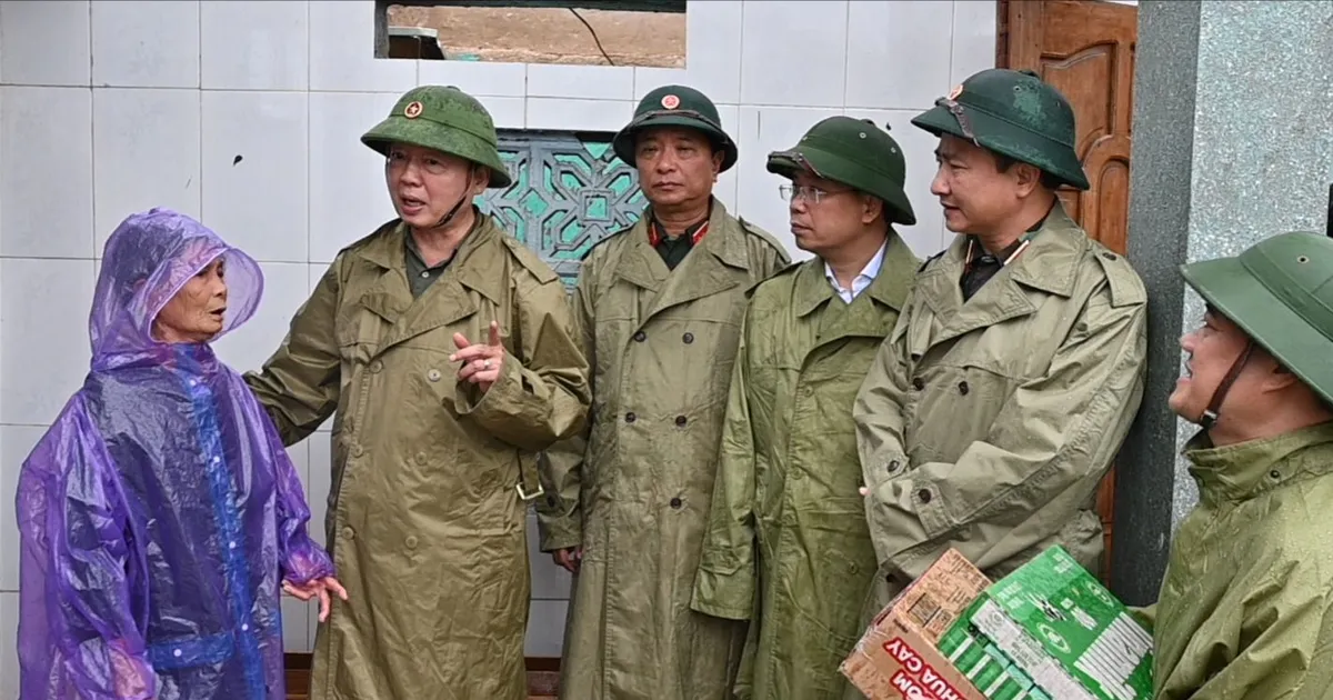 Le vice-Premier ministre Tran Hong Ha rend visite aux habitants de Ha Tinh touchés par la tempête n° 5 et les encourage