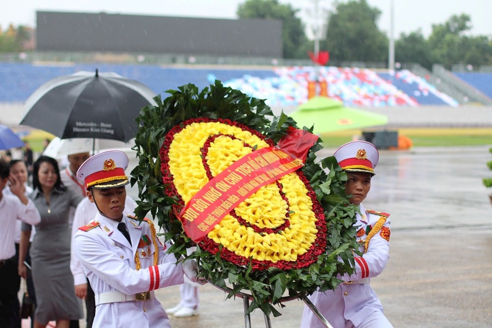 សិល្បករ សិល្បការិនី នៃវិស័យវប្បធម៌-កីឡា ទស្សនាវិមាន ហូជីមិញ - រូបថត ២