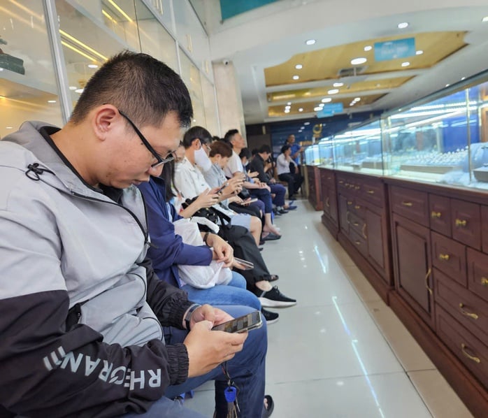 Người dân xếp hàng mua vàng SJC khi giá lập đỉnh ở TP HCM - Ảnh 5.