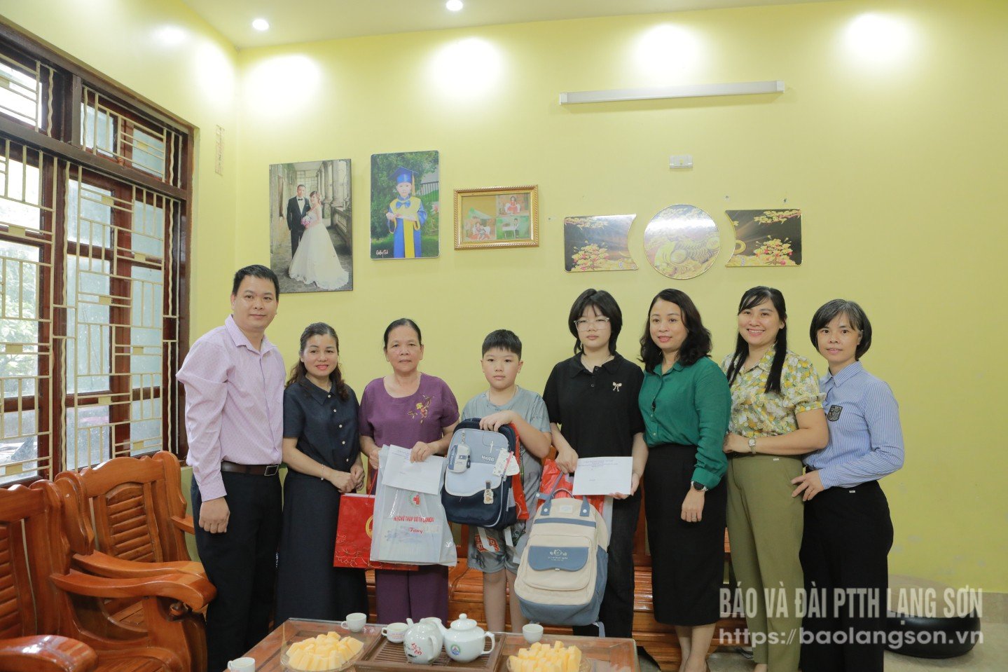 តំណាងគណៈកម្មាធិការបក្សនៃគណៈកម្មាធិការខេត្តរណសិរ្សមាតុភូមិវៀតណាមបានប្រគល់ថវិកា និងអំណោយដល់កុមារទាំងពីរ។