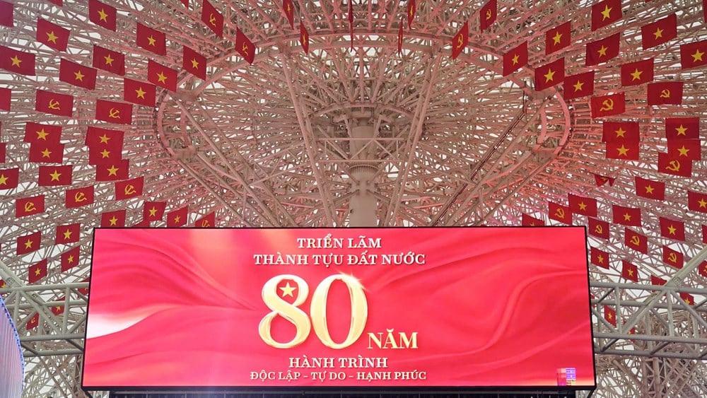 แข่งกับเวลาเพื่อเตรียมบูธนิทรรศการ 80 ปีแห่งความสำเร็จแห่งชาติให้เสร็จสมบูรณ์