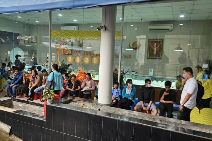 Người dân xếp hàng mua vàng SJC khi giá lập đỉnh ở TP HCM - Ảnh 3.