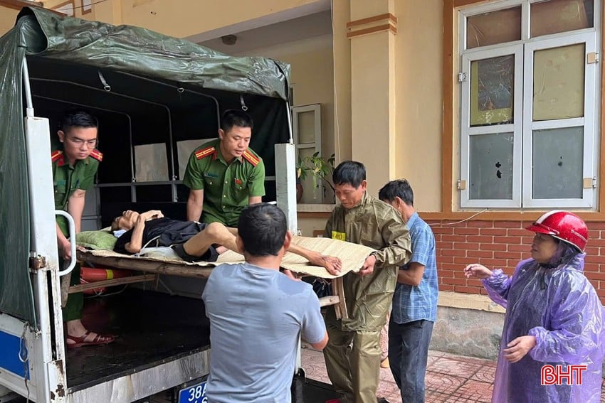 bqbht_br_cong-an-xa-viet-xuyen-kip-thoi-dua-ong-quang-den-tram-y-te-xa-de-dieu-tri-va-tranh-bao.jpg