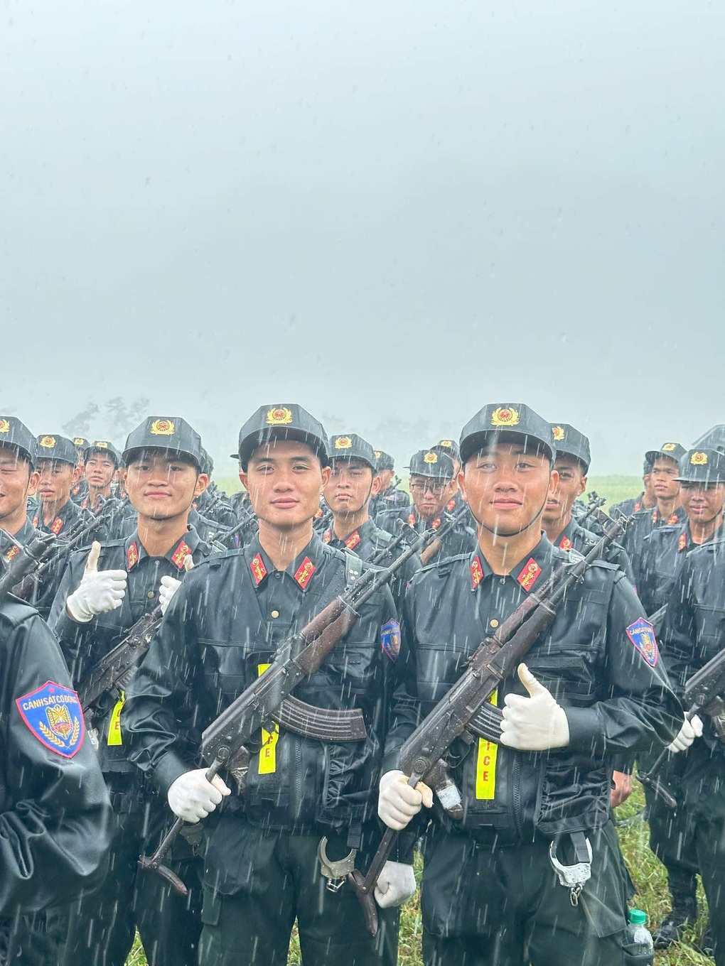 Đoàn diễu binh cảnh sát cơ động đồng ca Tái sinh đầy khí thế gây sốt - 2