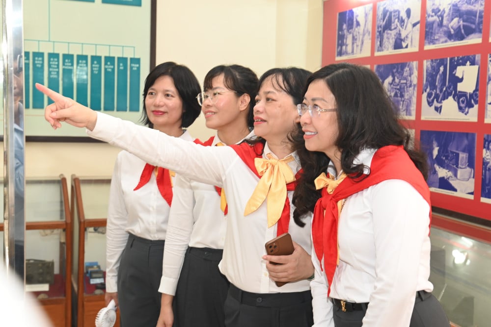 Thế hệ trẻ thích thú khi xem hình ảnh tư liệu trong Nhà truyền thống Khu Căn cứ Ban GBV và Ban TTLL TWCMN