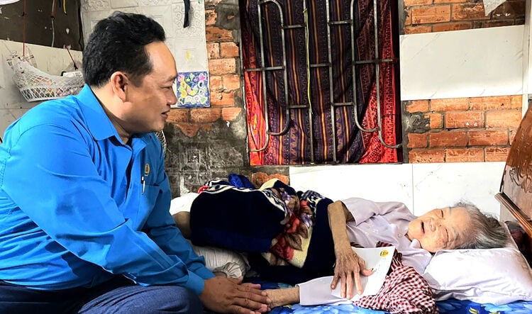 Le vice-président de la Fédération provinciale du travail a rendu visite à la mère héroïque vietnamienne Nguyen Thi Bay et lui a offert des cadeaux.