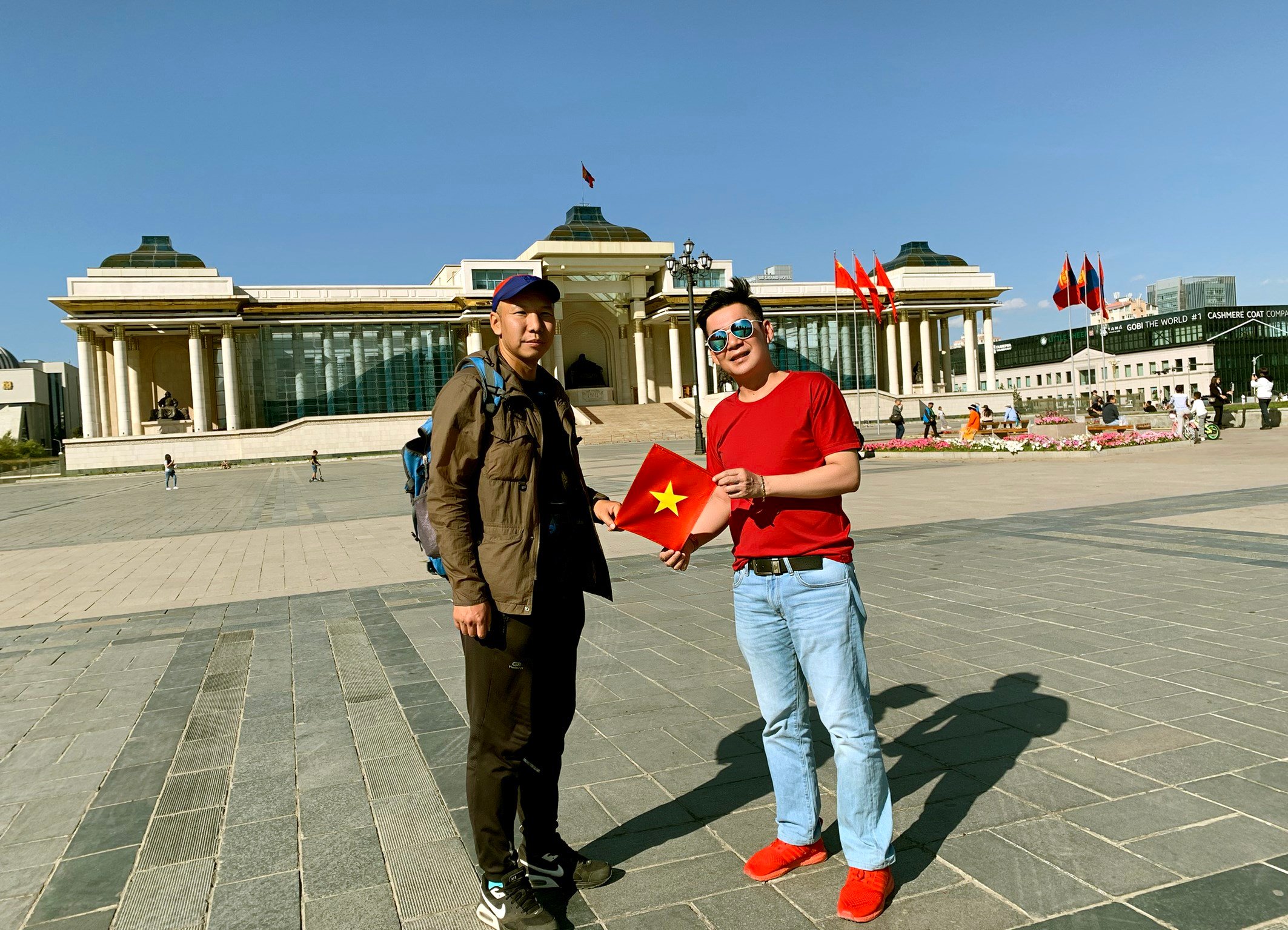 Nam ca sĩ mang hình ảnh lá cờ Việt Nam đi khắp thế giới - Ảnh 4.