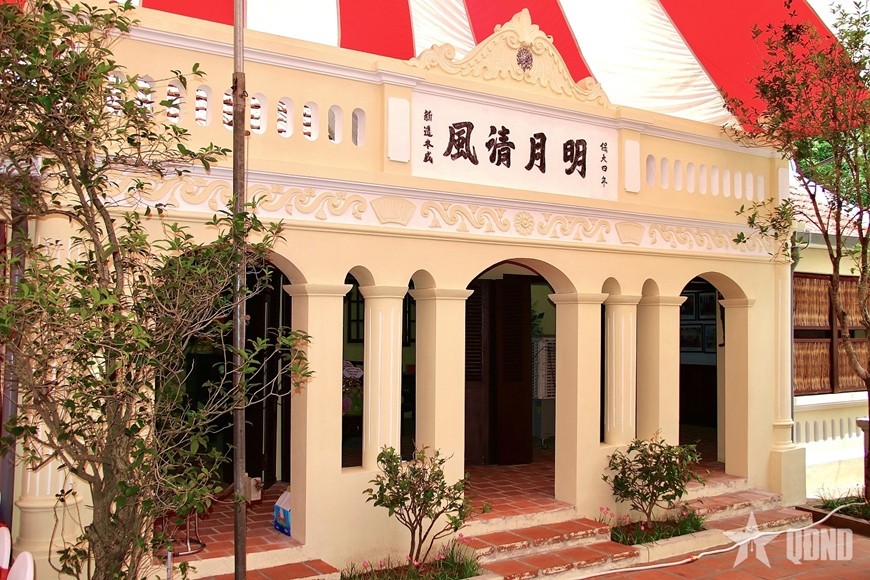 នាថ្ងៃទី 22 ខែសីហា ឆ្នាំ 2025 គណៈកម្មាធិការបក្ស ក្រុមប្រឹក្សាប្រជាជន គណៈកម្មាធិការប្រជាជន និងគណៈកម្មាធិការរណសិរ្សមាតុភូមិ Phu Thuong Ward វៀតណាមបានរៀបចំពិធីភ្ជាប់ផ្លាកសញ្ញាចំពោះគម្រោងជួសជុល និងតុបតែងរមណីយដ្ឋានប្រវត្តិសាស្ត្រដែលលោកប្រធានហូជីមិញរស់នៅ និងធ្វើការនៅផ្ទះលោកស្រី Nguyen Thi An។ រូបថត៖ ហៃលី