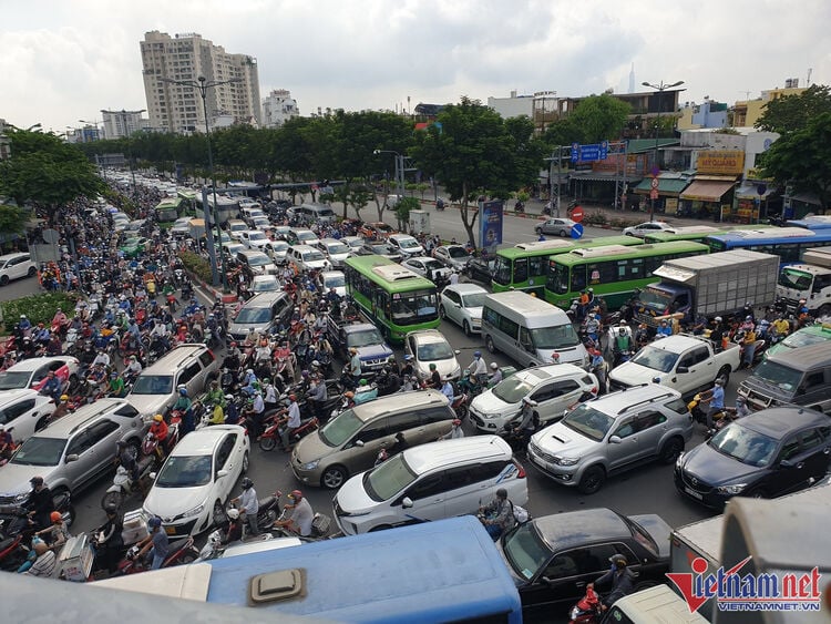 Eine Reihe von Milliardenprojekten hilft Ho-Chi-Minh-Stadt, seinen „Durst“ nach interregionalen Verkehrsverbindungen zu stillen