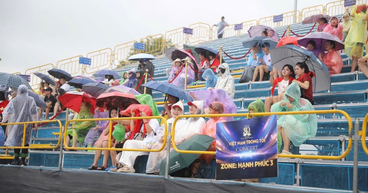 Audience determined to brave the rain, the organizers of the concert 'Vietnam in me' decided not to postpone it
