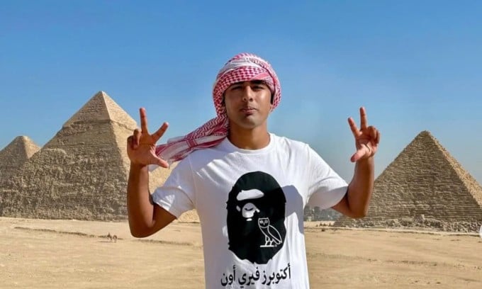 Malaviya chụp hình tại lăng mộ của pharaoh Tutankhamun khi đến Ai Cập vào đầu năm nay. Ảnh: Arjun/Instagram