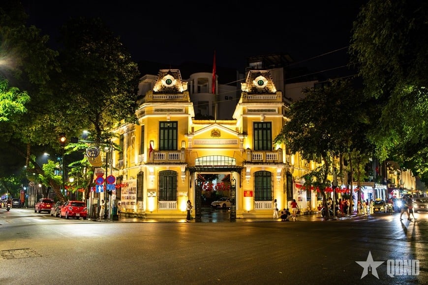 ទីស្នាក់ការប៉ូលីសទីក្រុងហាណូយនៅទីក្រុង Hoan Kiem គឺជាអគារមួយដែលមានស្ថាបត្យកម្មអាណានិគមបារាំងធម្មតា។ រូបថត៖ ហៃលី