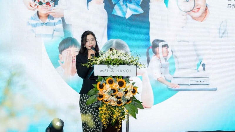 លោកបណ្ឌិត Dinh Thi Phuong Thuy នាយកប្រតិបត្តិនៃមន្ទីរពេទ្យ Dong Do បាននិយាយនៅក្នុងសន្និសីទ។