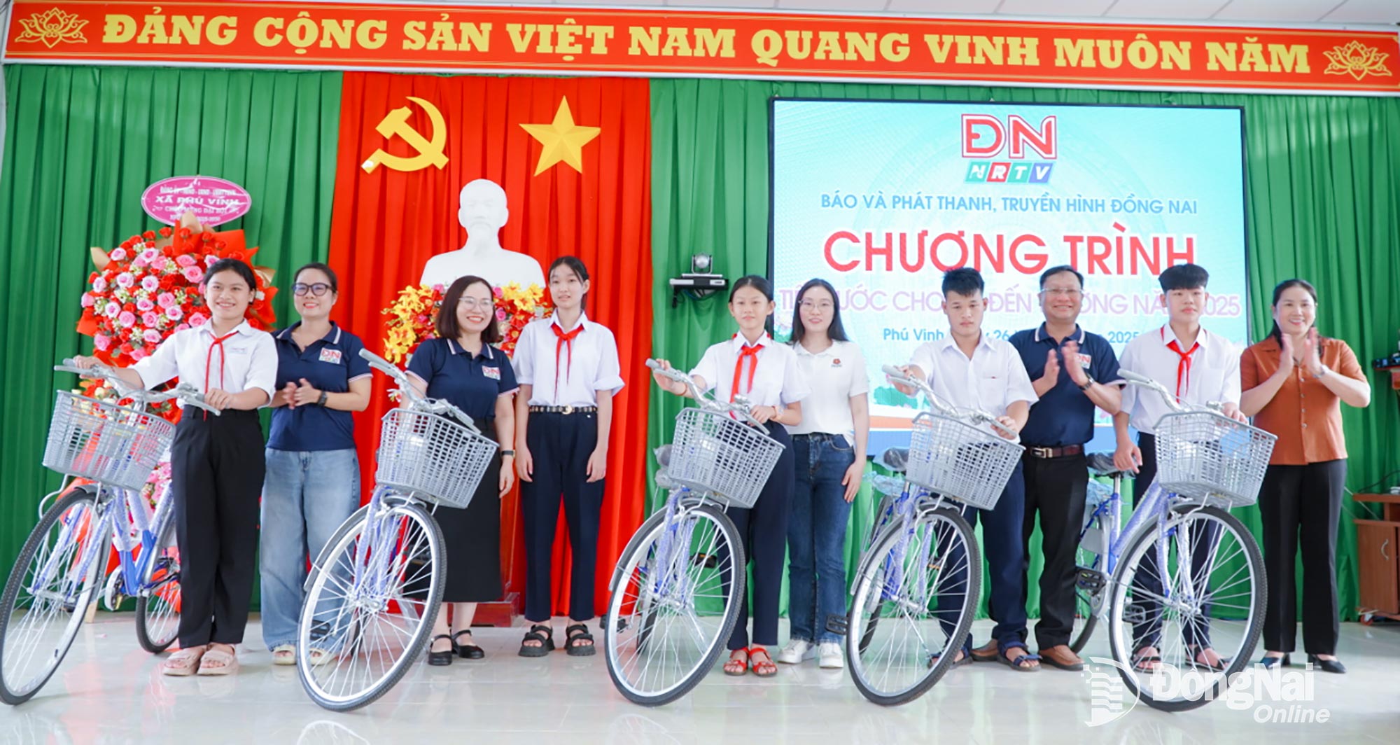 ថ្នាក់ដឹកនាំមន្ទីរជំនាញនៃកាសែត ដុងណៃ វិទ្យុ និងទូរទស្សន៍ តំណាងមូលដ្ឋាន និងអ្នកផ្តល់អំណោយ ជូនកង់ដល់សិស្សានុសិស្សនៅឃុំ Phu Vinh។ រូបថត៖ Thanh Nhan