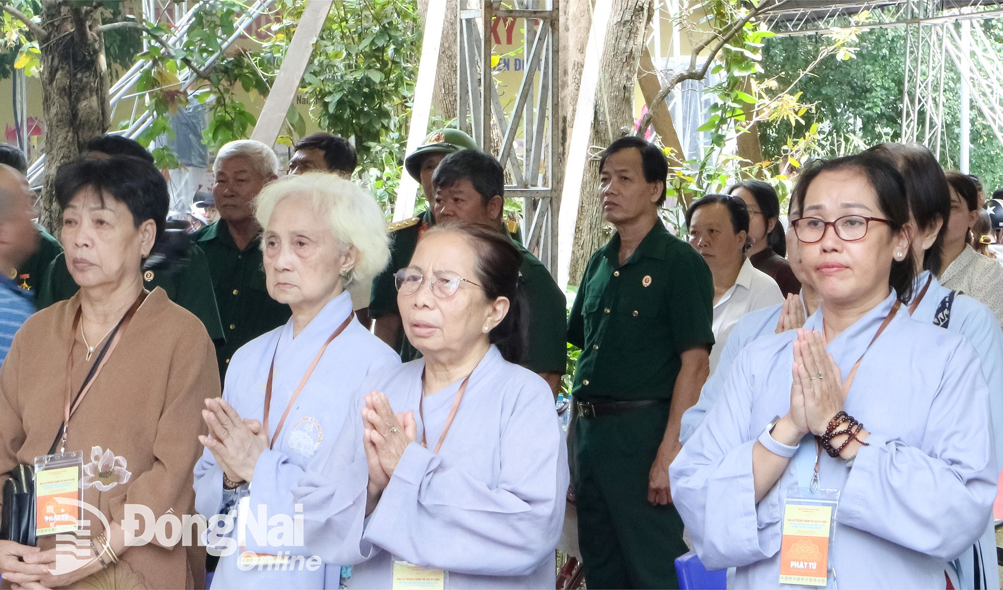 ពុទ្ធសាសនិក​ធ្វើ​ពិធី​គោរព​វិញ្ញាណក្ខន្ធ​នៅ​ក្នុង​ពិធី។ រូបថត៖ Van Truyen