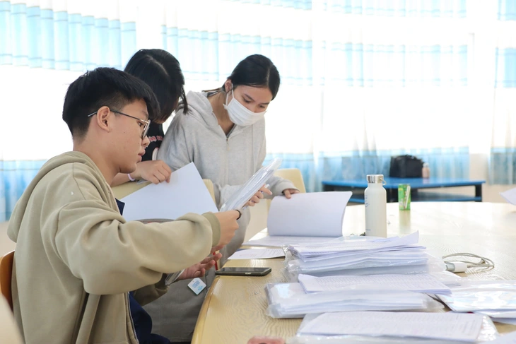 Trường đại học Ngân hàng TP.HCM 'quay xe', xét tuyển 'hoặc toán, hoặc văn' cho ngành luật - Ảnh 1.