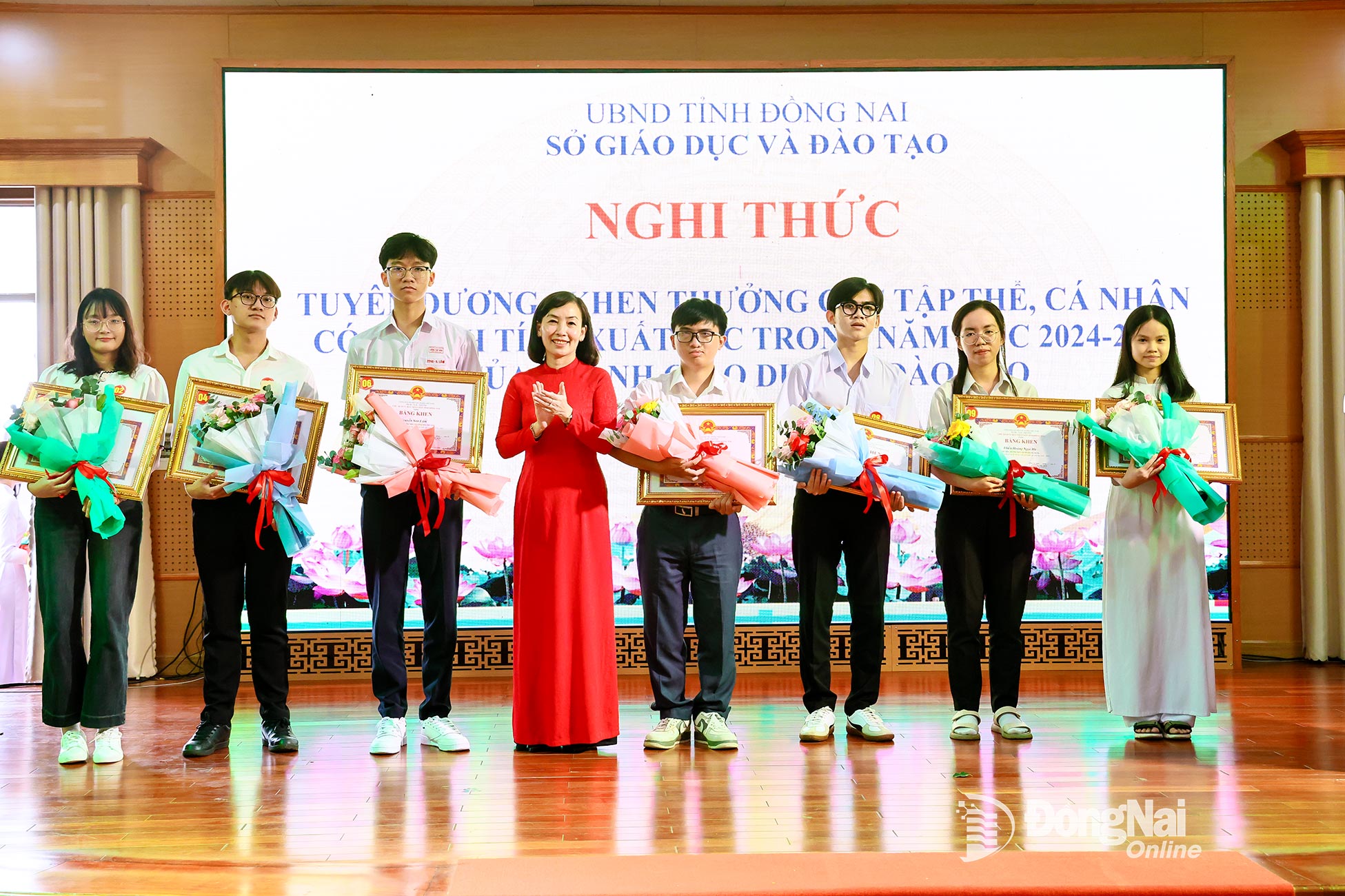 Tỉnh ủy viên, Giám đốc Sở Giáo dục và Đào tạo tỉnh Đồng Nai Trương Thị Kim Huệ trao bằng khen của Chủ tịch UBND tỉnh Đồng Nai cho các học sinh xuất sắc tại kỳ thi học sinh giỏi quốc gia năm học 2024-2025. Ảnh: Công Nghĩa