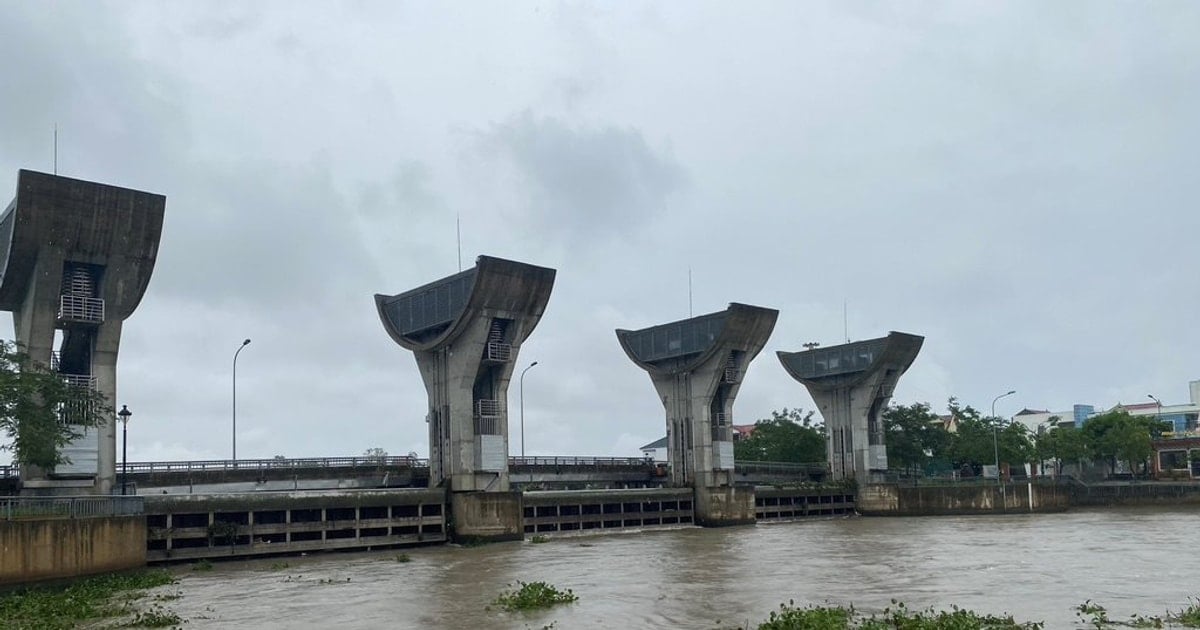 ไฟฟ้าดับหลังพายุลูกที่ 5 จังหวัดเหงะอาน ต้องเดินเครื่องปั่นไฟเพื่อระบายน้ำท่วม