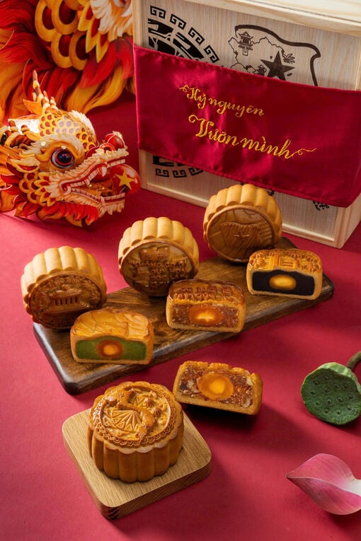 Spreading patriotism through moon cakes