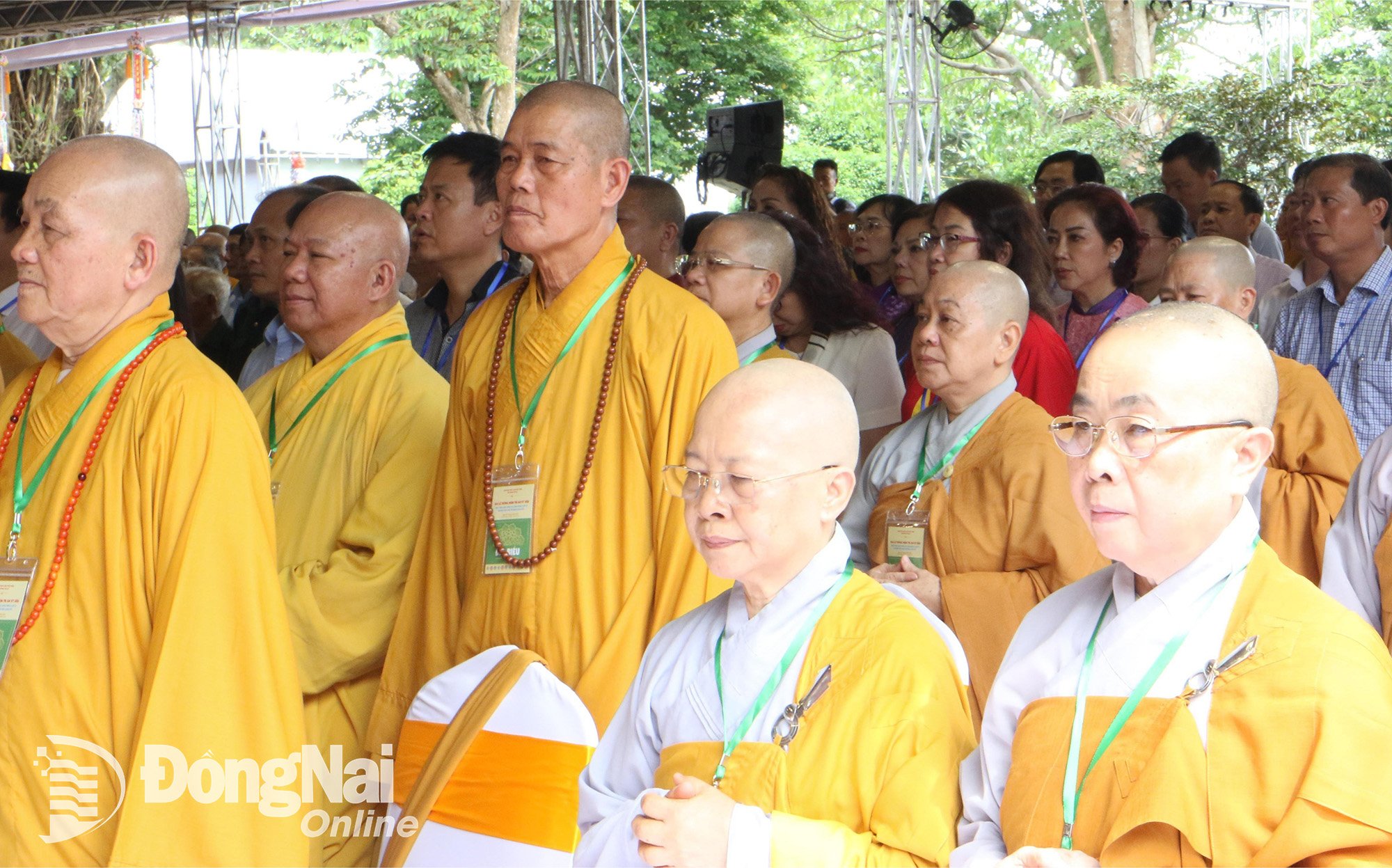 ព្រះសង្ឃ និង​ដូនជី​ធ្វើ​ពិធី​គោរព​វិញ្ញាណក្ខន្ធ​នៅ​ក្នុង​ពិធី។ រូបថត៖ Van Truyen