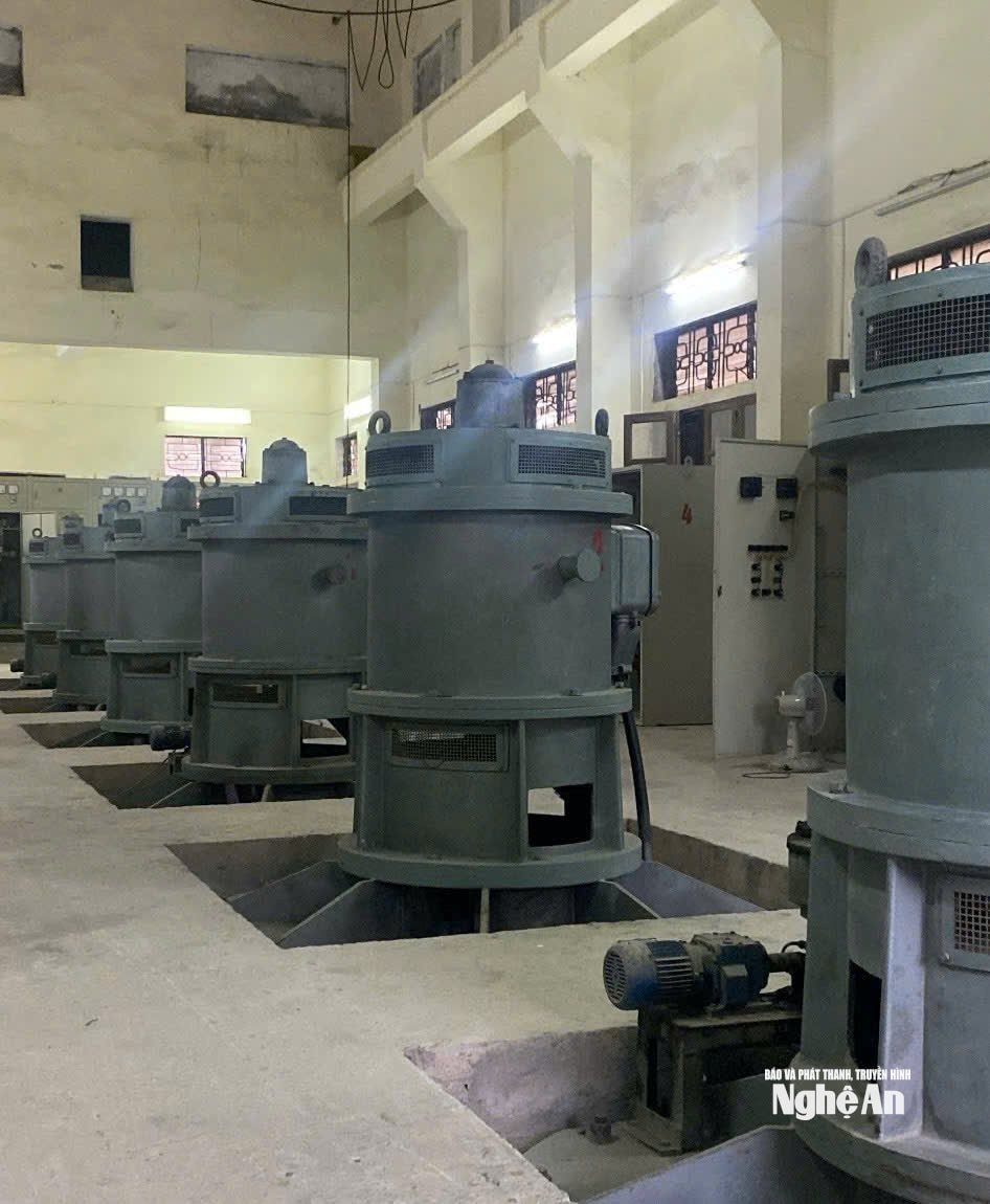 Hệ thống máy bơm trong Trạm bơm Cửa Nam đang 