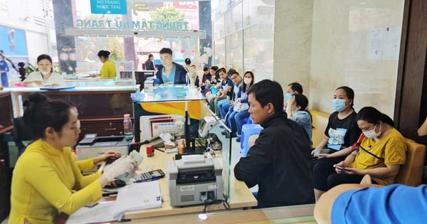 ผู้คนต่อแถวซื้อทองคำ SJC เมื่อราคาทองคำพุ่งสูงสุดในนครโฮจิมินห์