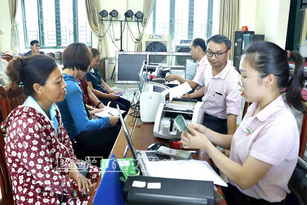 បុគ្គលិកនៃការិយាល័យប្រតិបត្តិការធនាគារគោលនយោបាយសង្គម Dong Hung ផ្តល់ប្រាក់កម្ចីដល់ស្ត្រីនៅឃុំ Dong Tien Hung។