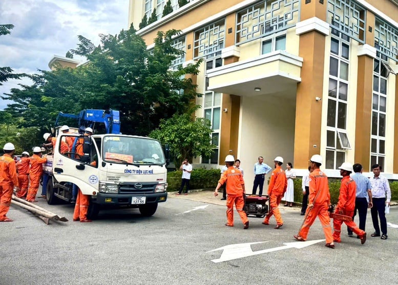EVNCPC huy động công nhân, kỹ sư hỗ trợ Hà Tĩnh khắc phục lưới điện sau bão số 5- Ảnh 1.