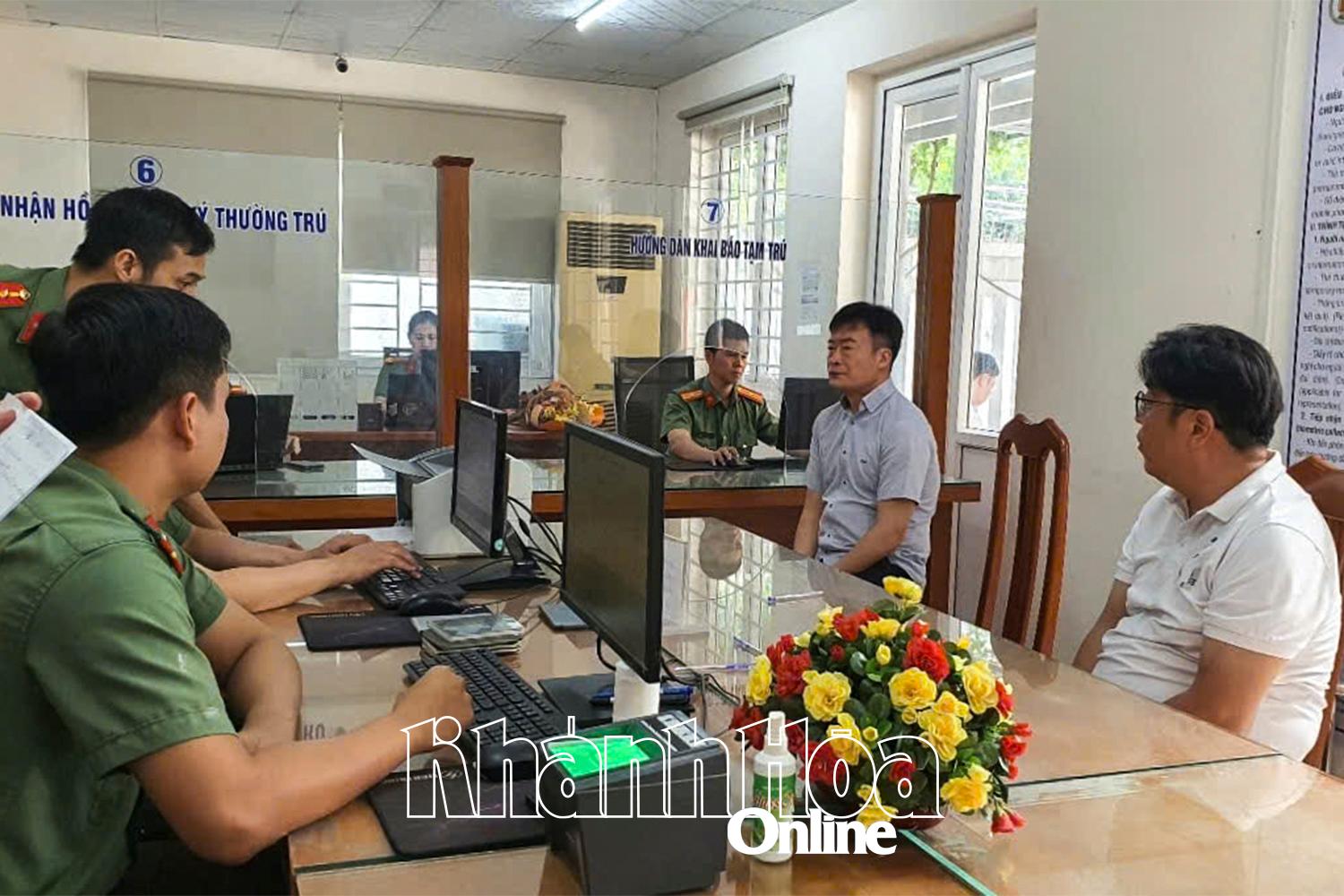 មន្រ្តីនៃនាយកដ្ឋានអន្តោប្រវេសន៍ទទួលពាក្យសុំអត្តសញ្ញាណអេឡិចត្រូនិចកម្រិត 2 សម្រាប់ជនបរទេស។
