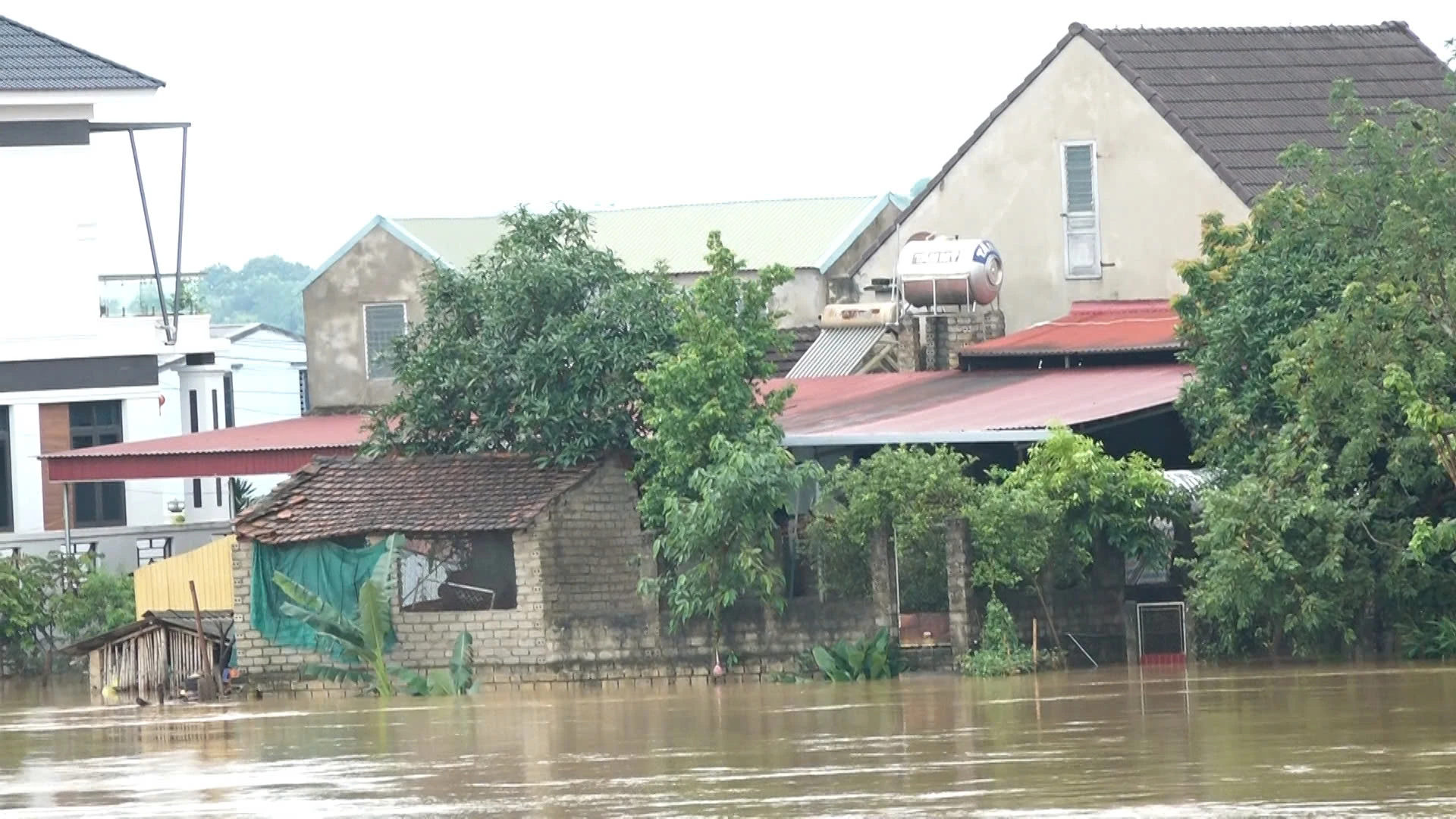 น้ำท่วมแม่น้ำบู๋ยเกินระดับเตือนภัยระดับ 3 ส่งผลให้หมู่บ้านหลายแห่งในตำบลกิมตันถูกตัดขาด