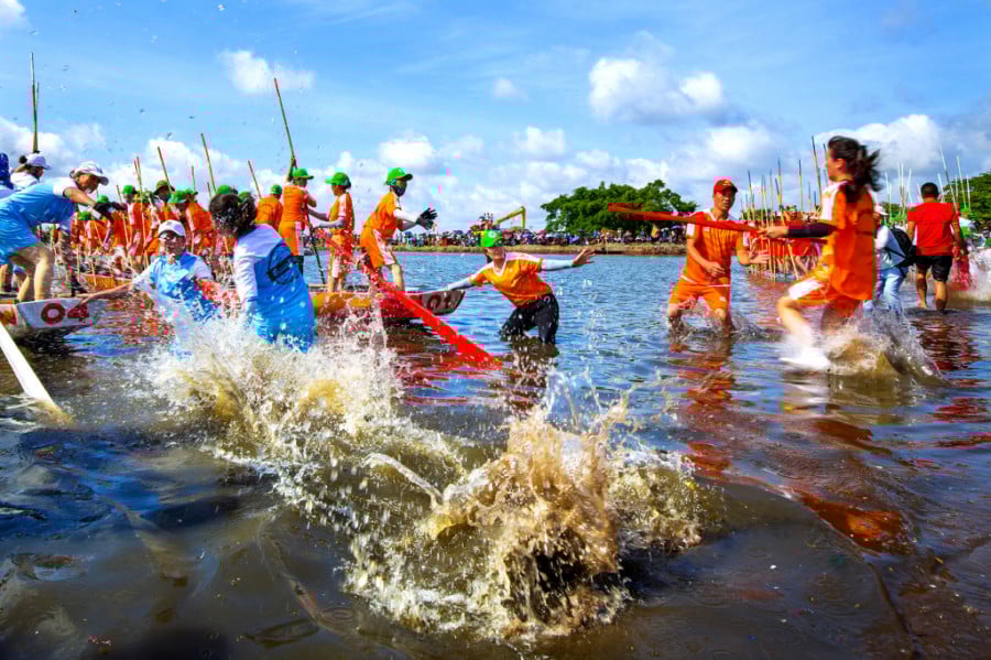 Quảng Ninh phát triển du lịch gắn với phát huy các giá trị văn hoá - Ảnh 1.