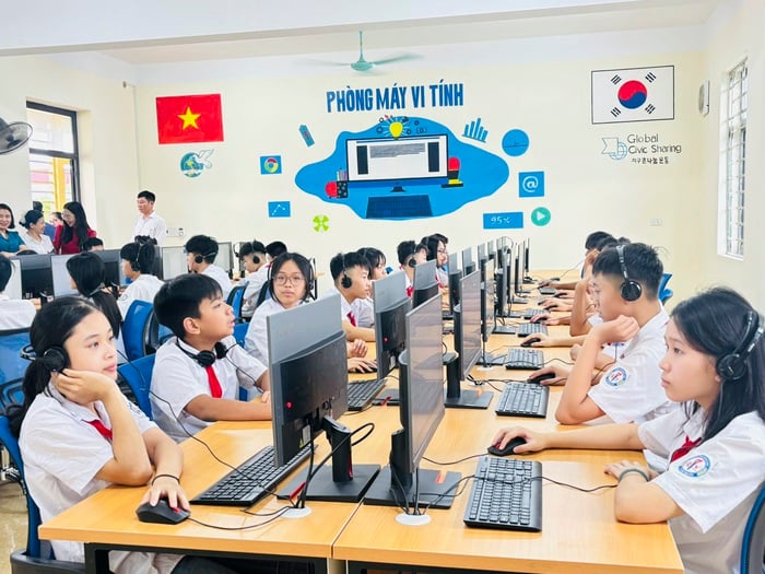 Bàn giao 35 bộ máy tính trị giá hơn 851 triệu đồng cho Trường THCS Quang Vinh- Ảnh 1.