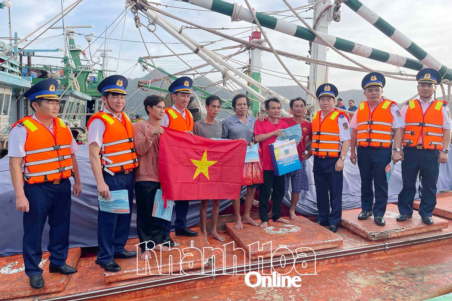 បញ្ជាការដ្ឋានឆ្មាំសមុទ្រតំបន់៣ បង្ហាញទង់ជាតិជូនប្រជានេសាទ។