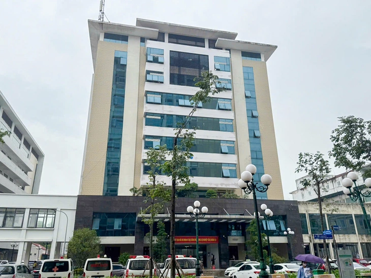 Tài xế xe cấp cứu thu 21 triệu đồng cho quãng đường 200km, bệnh viện tạm đình chỉ 3 người - Ảnh 1.