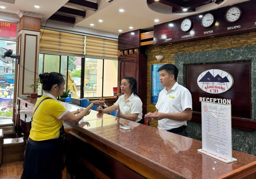 គុណភាព​សេវាកម្ម​របស់​បុគ្គលិក​ទេសចរណ៍​ត្រូវ​បាន​កែ​លម្អ​បន្ថែម​ទៀត​ដើម្បី​បំពេញ​តម្រូវ​ការ​របស់​ភ្ញៀវ​ទេសចរ។