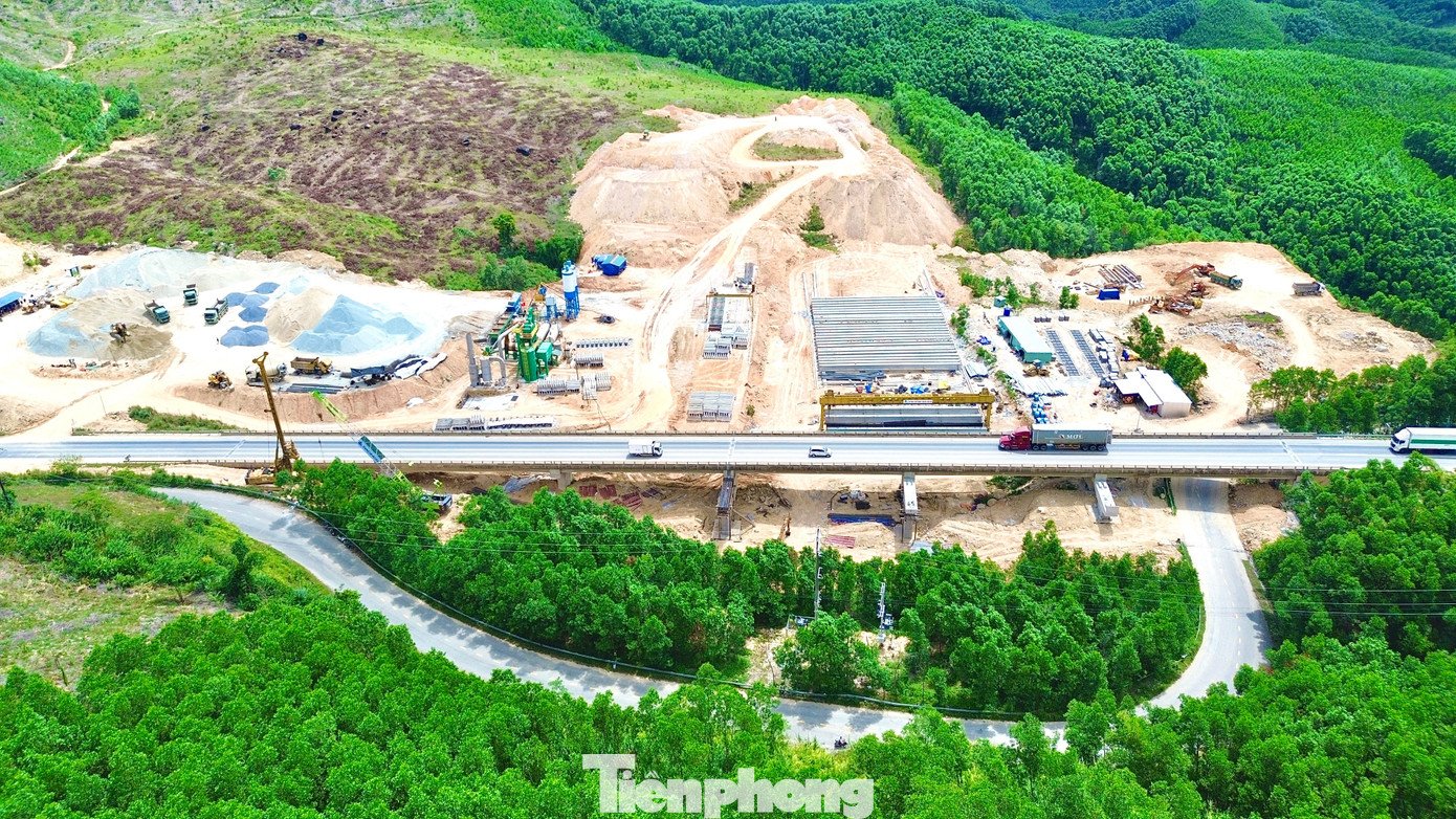 tp-5-running-water-off-highway-la-son-hoa-lien-2.jpg