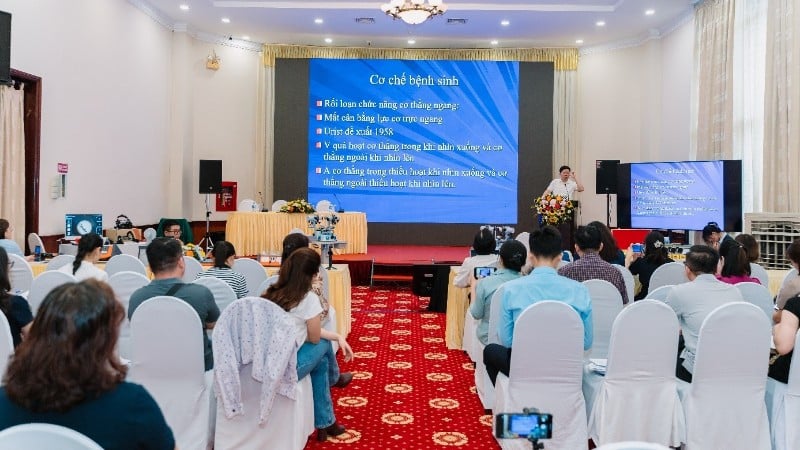 Le Dr Nguyen Van Huy a présenté lors de l'atelier dans le cadre de la conférence VNIO+HOOC.