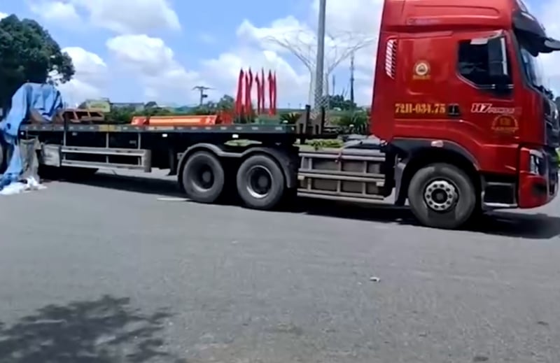 トラクタートレーラーが数十トンの鋼鉄コイルを道路に落とす事故が2件連続で発生 -4