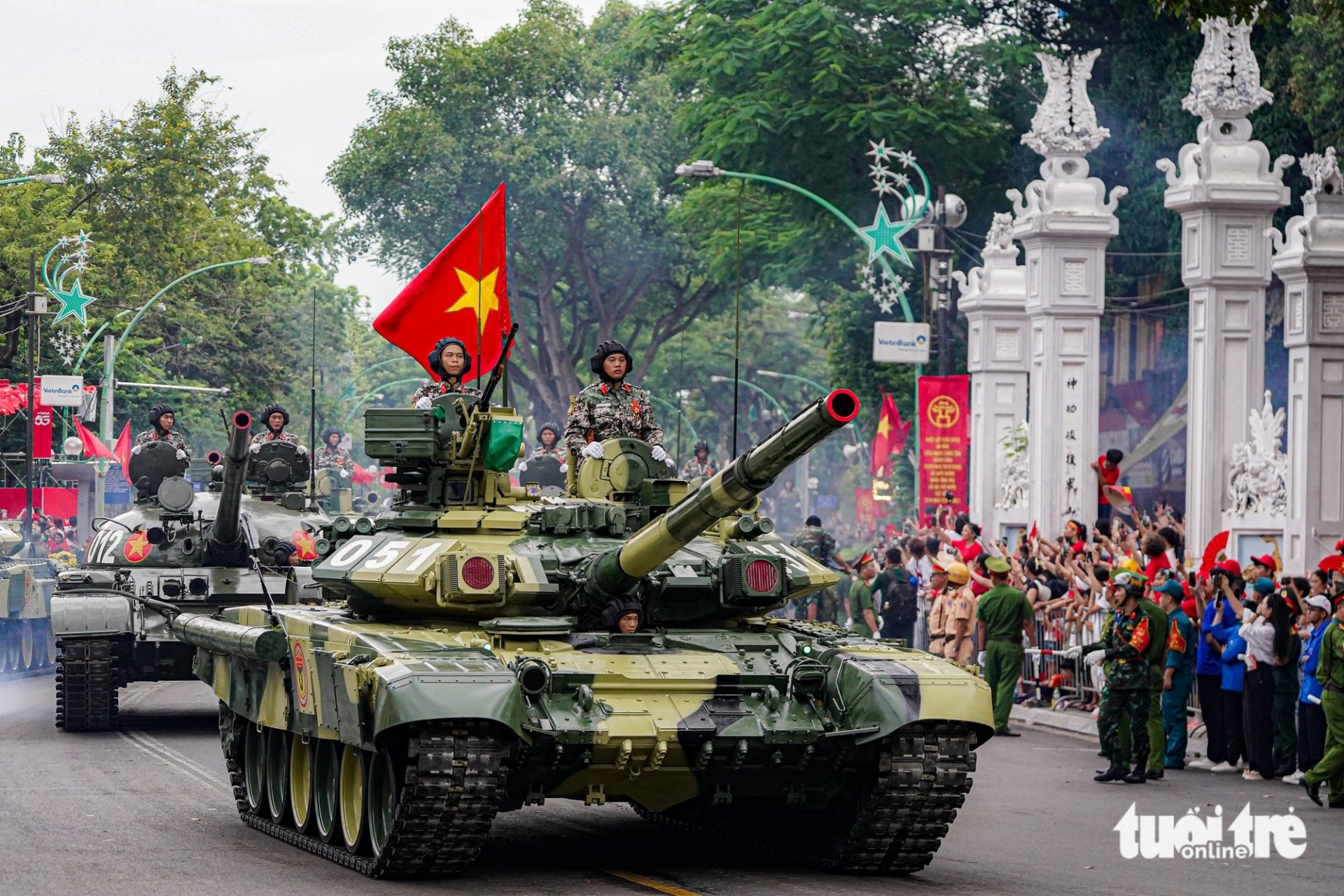 Xe tăng, xe thiết giáp tiến về quảng trường Ba Đình chuẩn bị cho diễu binh, diễu hành - Ảnh: NAM TRẦN

